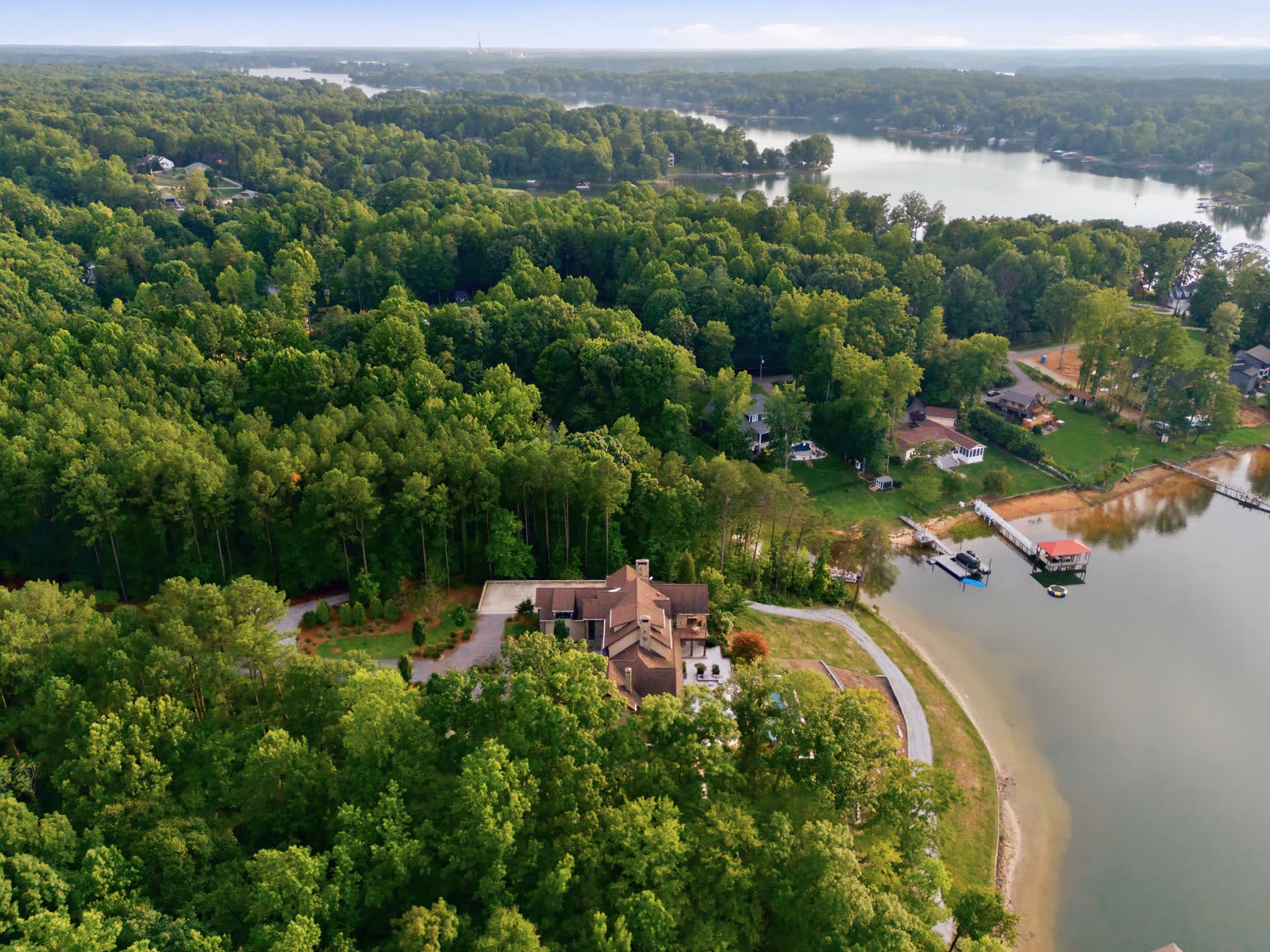 125 Quiet Waters Dr and its shoreline from the air at dusk