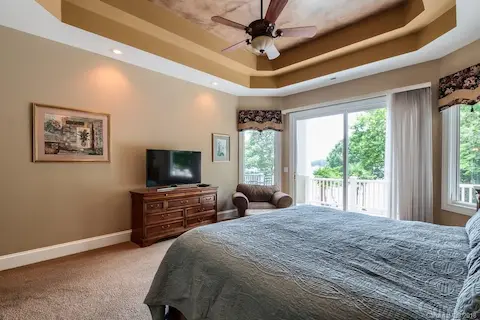 Master Suite!  Double trey ceiling, expansive views of the lake...