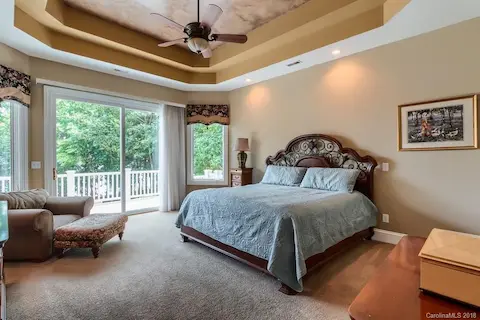 Beautiful Master suite, dbl trey ceiling, dressing rm and luxurious master bath!