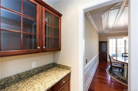 A butler's pantry between the dining room and kitchen!