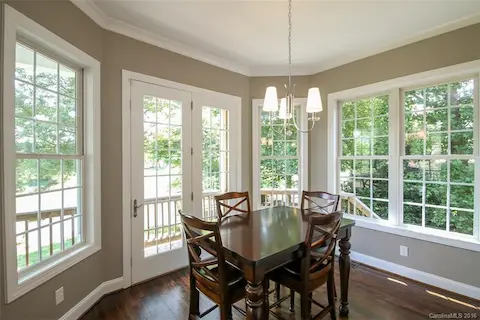 Bright & Spacious Breakfast Area!
