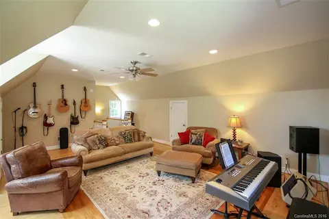 Huge Bonus Room, perfect for a guest suite or hang out place!