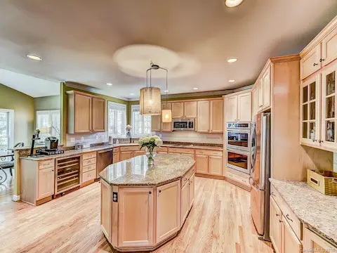 Kitchen with large island