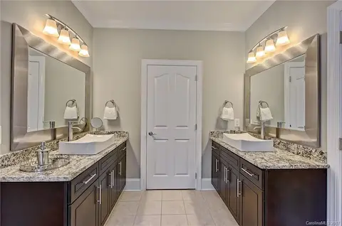 Master Bath w Dual Vanities