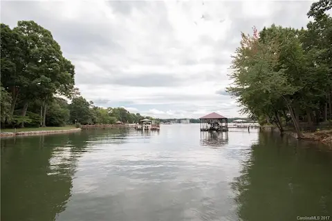 Located on the end of a deep cove, the main channel is just a left turn. Low boat and PWC traffic keep the surroundings quiet and peaceful and keeps wear and tear on your dock at a minimum
