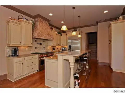 Kitchen - Bosch dishwasher, Wolfe 6 Burner Stove, Granite, Stunning Kitchen