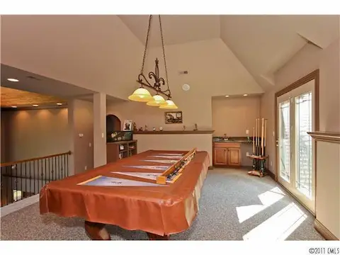 Loft - Loft - perfect for Entertaining - Pool Table is included with home