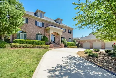 Stately golf course home in The Peninsula!