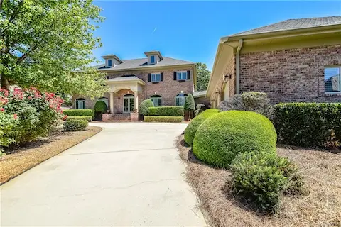 Stately golf course home in The Peninsula!