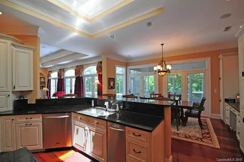 Cabinets have Deep Draws & Roll Outs!