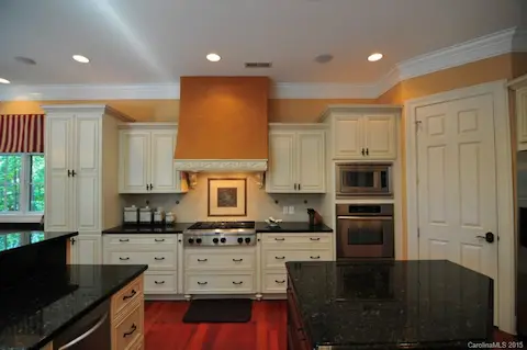 6 Top Gas Burner & Large Pantry!