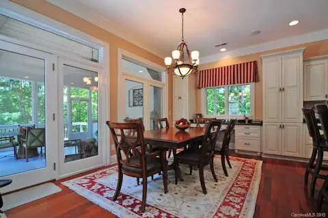 Very Spacious Breakfast Area!
