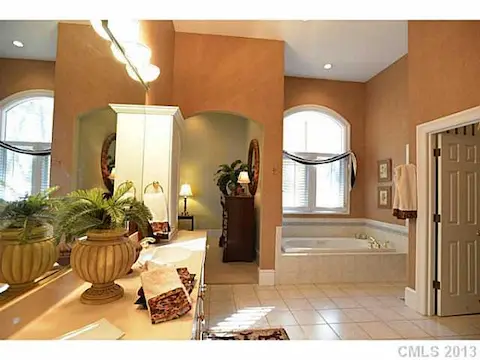 Bathroom - Master Bath - Well appointed Master Bath