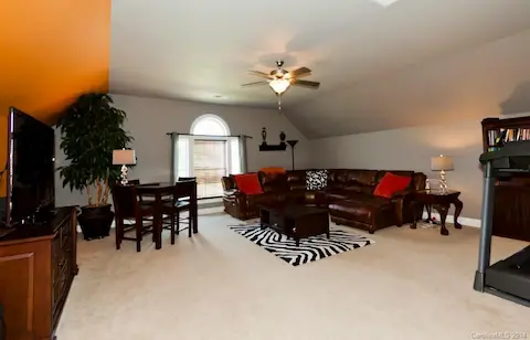 Bonus / 5th Bedroom with Private Full bath