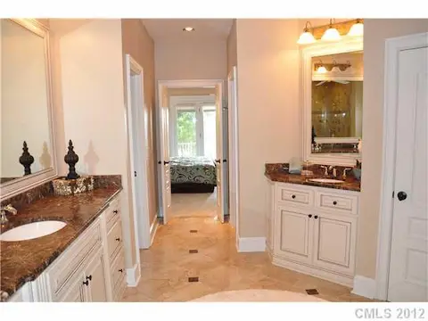 Bathroom - Master Bath - Enjoy seperate vanities