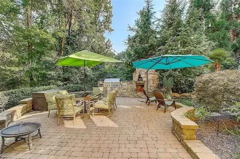 Spectacular outdoor living & entertainment features!