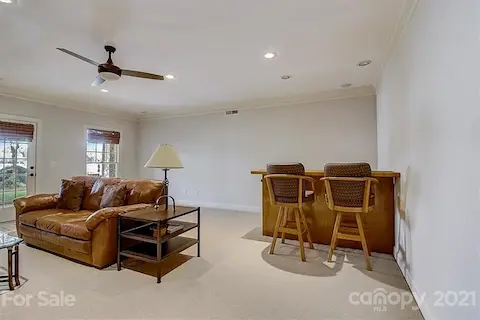 Lake/ lower level entertainment room