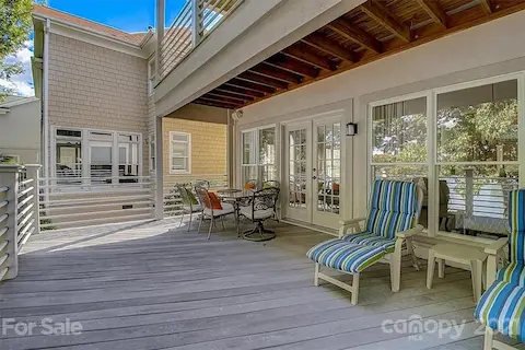 Very spacious Trex-deck, perfect for friends gathering