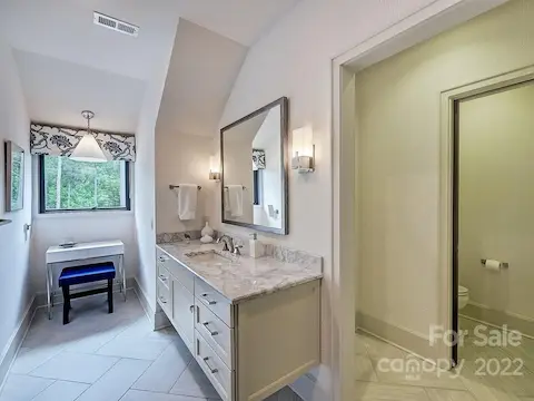 Ensuite Full Bath