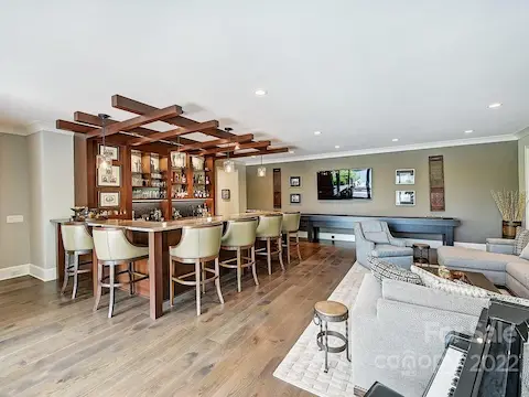 Lakeside Lounge