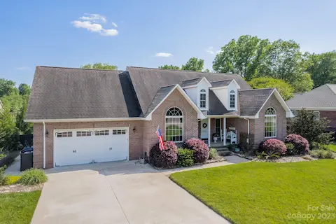 Large driveway which can easily accommodate 6 vehicles on top of 2 in the garage.