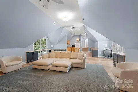 Huge Bonus/bedroom