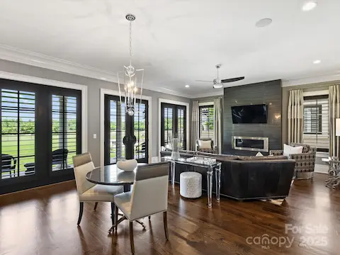 Guest House Family Room