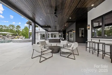 Poolside Lounge
