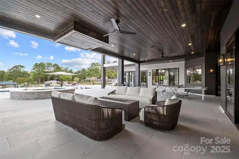 Poolside Lounge