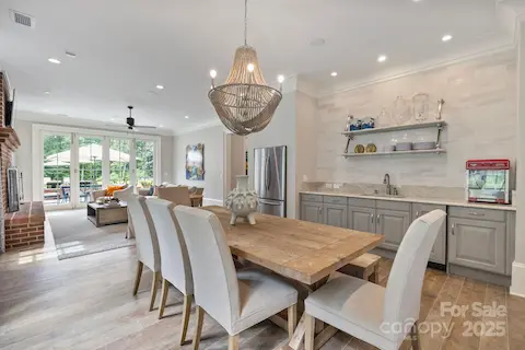 Pool House Wet bar & Eating Area