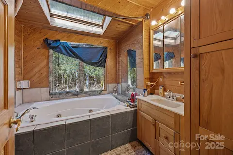 3178 Foxford Upstairs Bathroom