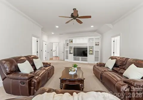 Extra spacious bonus room