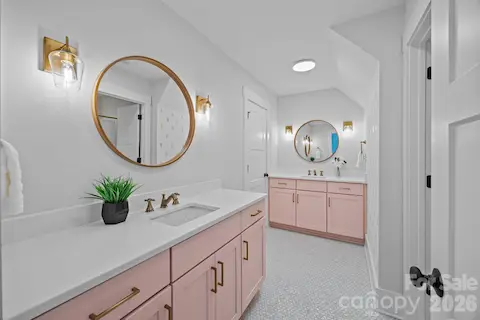 2nd level full BA, dual vanities, separate shower,tub and water closet