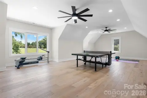 Bonus room with full bath and walk in closet