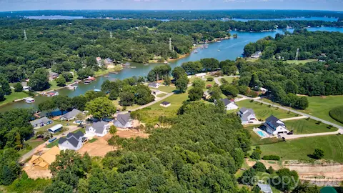 Perfectly situated in a serene setting, this property is exceptionally well-located, placing you just minutes away from an array of shopping and dining establishments.