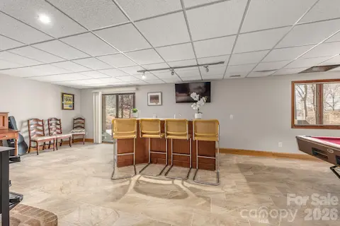 Large bar area access to lake