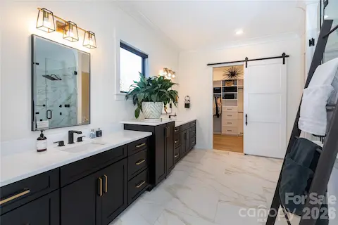Check out all that vanity space