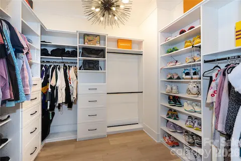 Primary closet does not dissapoint