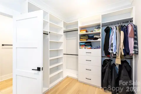 Suite custom closet