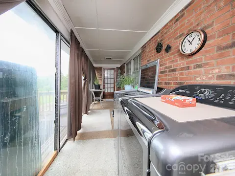 Screened porch (washer and dryer hook up for 2nd living quarters)
