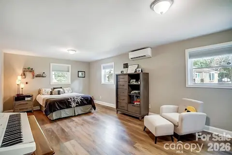 Extra large bedroom down with large closet