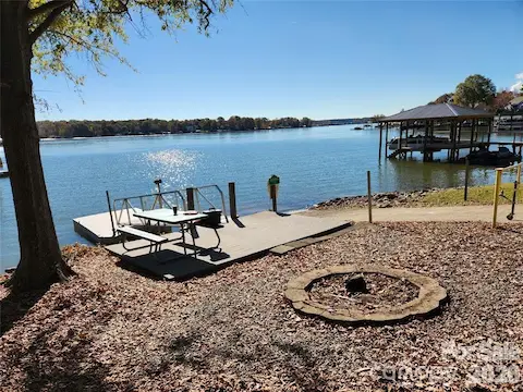 Community Dock area with picnic table and ramp