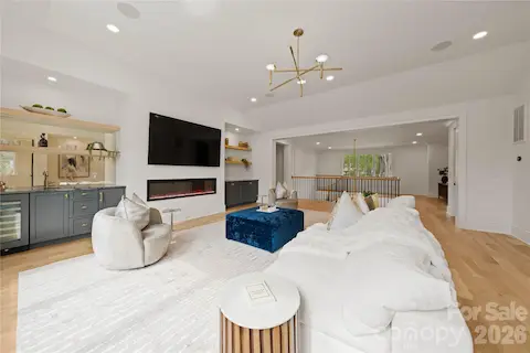 Large open loft with wet bar to mingle and relax