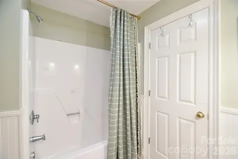 Tub/shower combination in the basement bathroom