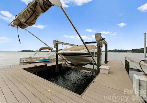 Boat lift with automatic boat cover