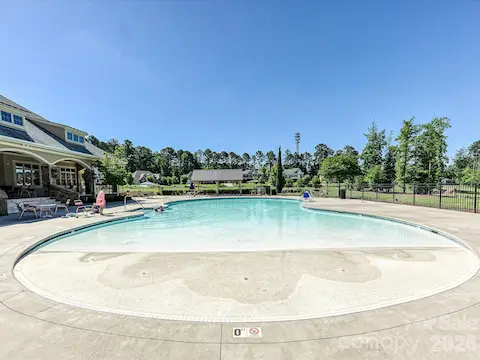 Community Amenities - Outdoor Pool