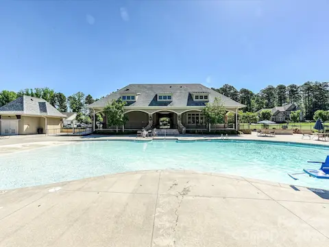 Community Amenities - Outdoor Pool