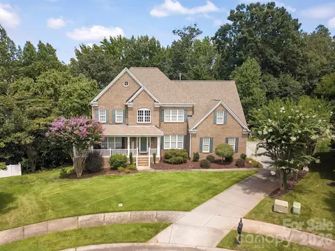 Large home on cul-de-sac!