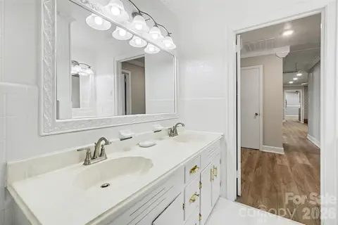 Main Level Full bath