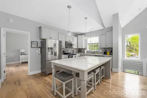 kitchen w large island